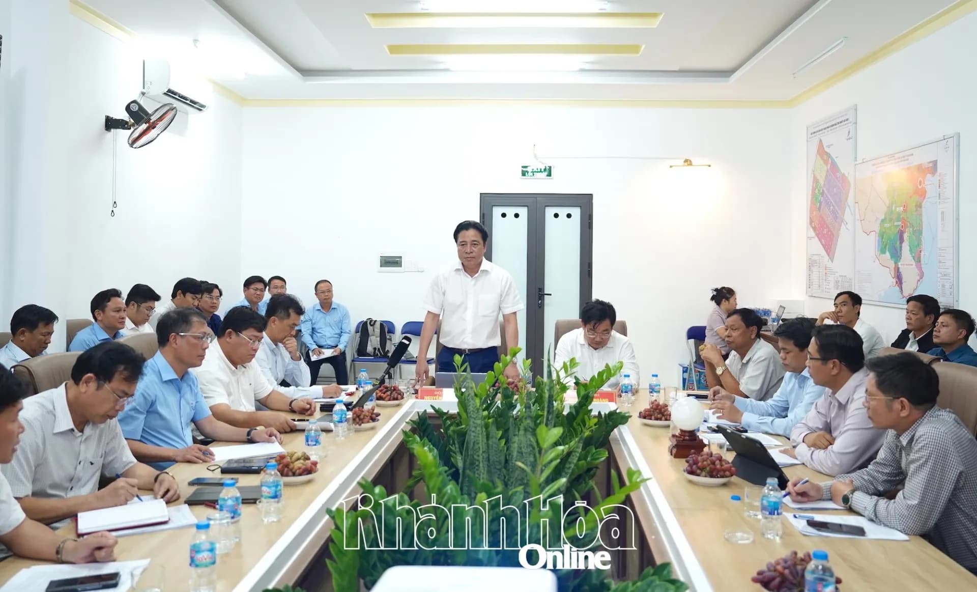 Cuộc họp của các lãnh đạo tỉnh Khánh Hòa thảo luận về tầm nhìn chiến lược phát triển vùng và an ninh quốc phòng.