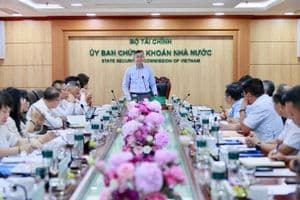 Cuộc họp của các quan chức tại Ủy ban Chứng khoán Nhà nước, nơi các chính sách kinh tế được thảo luận và ban hành.