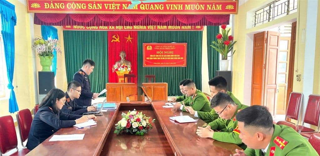 Cuộc họp của cán bộ Đảng dưới biểu ngữ 'Đảng Cộng sản Việt Nam Quang Vinh Muôn Năm', thể hiện sự tiếp nối truyền thống và xây dựng đất nước