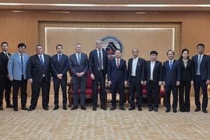 Cuộc họp chiến lược của tập đoàn logistics quốc tế, thể hiện tầm nhìn và sứ mệnh kiến tạo các cực tăng trưởng đô thị.