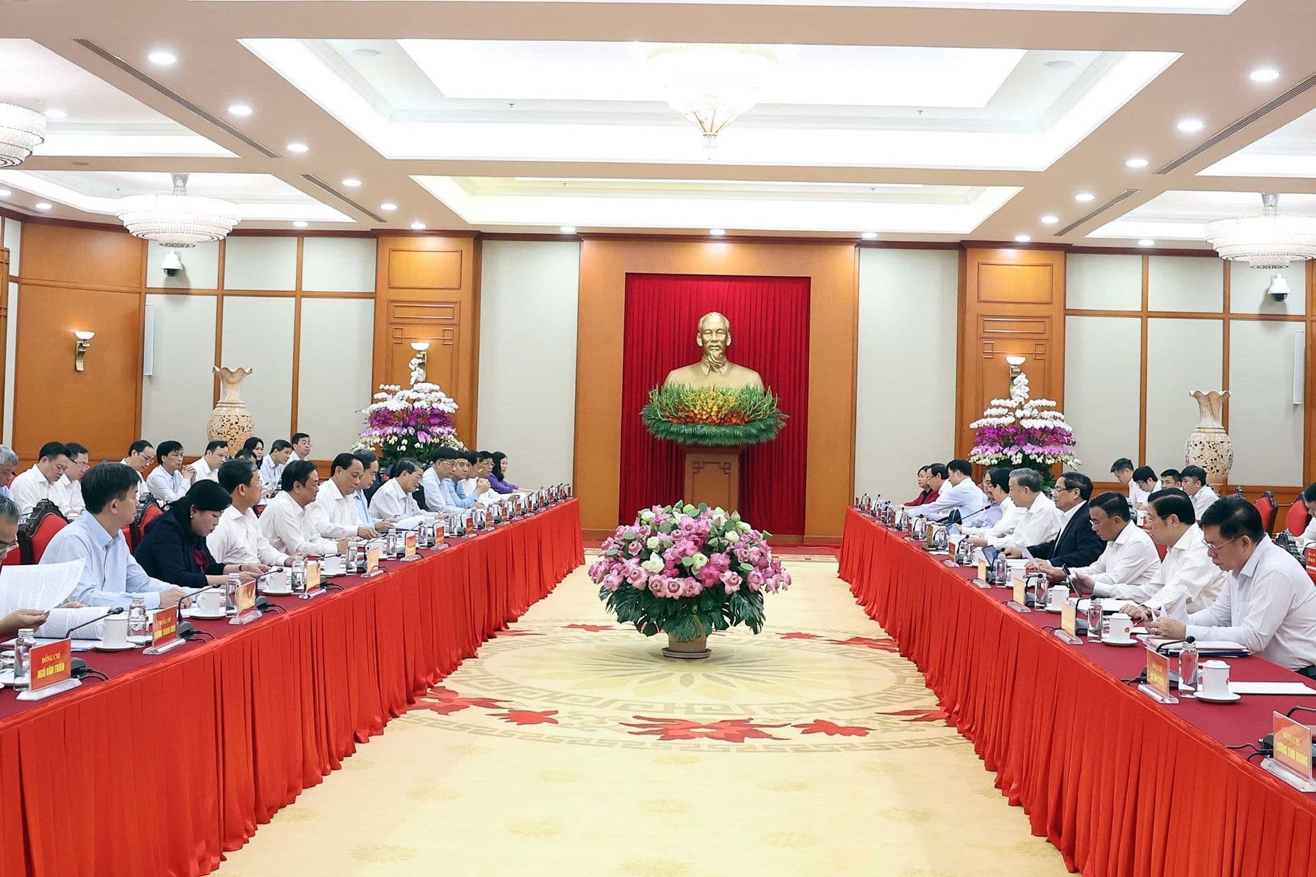 Cuộc họp cấp cao của Bộ Chính trị về công tác cán bộ, củng cố vai trò trục xoay chiến lược của Đảng.