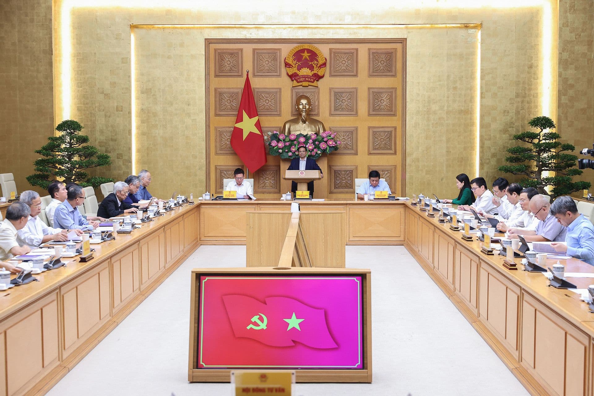 Cuộc họp cấp cao của Chính phủ thảo luận chiến lược bình ổn thị trường vàng.