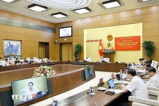 Cuộc họp cấp cao thảo luận về sắp xếp tổ chức bộ máy và công tác cán bộ, phản ánh triết lý kiến tạo trong quản lý nhân sự.