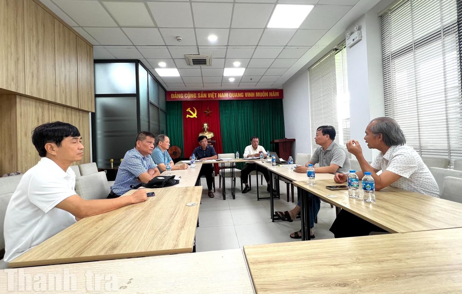 Cuộc họp giữa các bên liên quan, thể hiện sự đối thoại và quản trị hiệu quả trong quá trình phát triển đô thị tại Hoàng Mai.