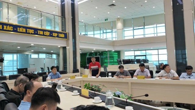 Cuộc họp trực tuyến ứng phó với bão số 6 tại Cục Khí tượng Thủy văn, Bộ Nông nghiệp và Môi trường, thể hiện sự chuẩn bị toàn diện.