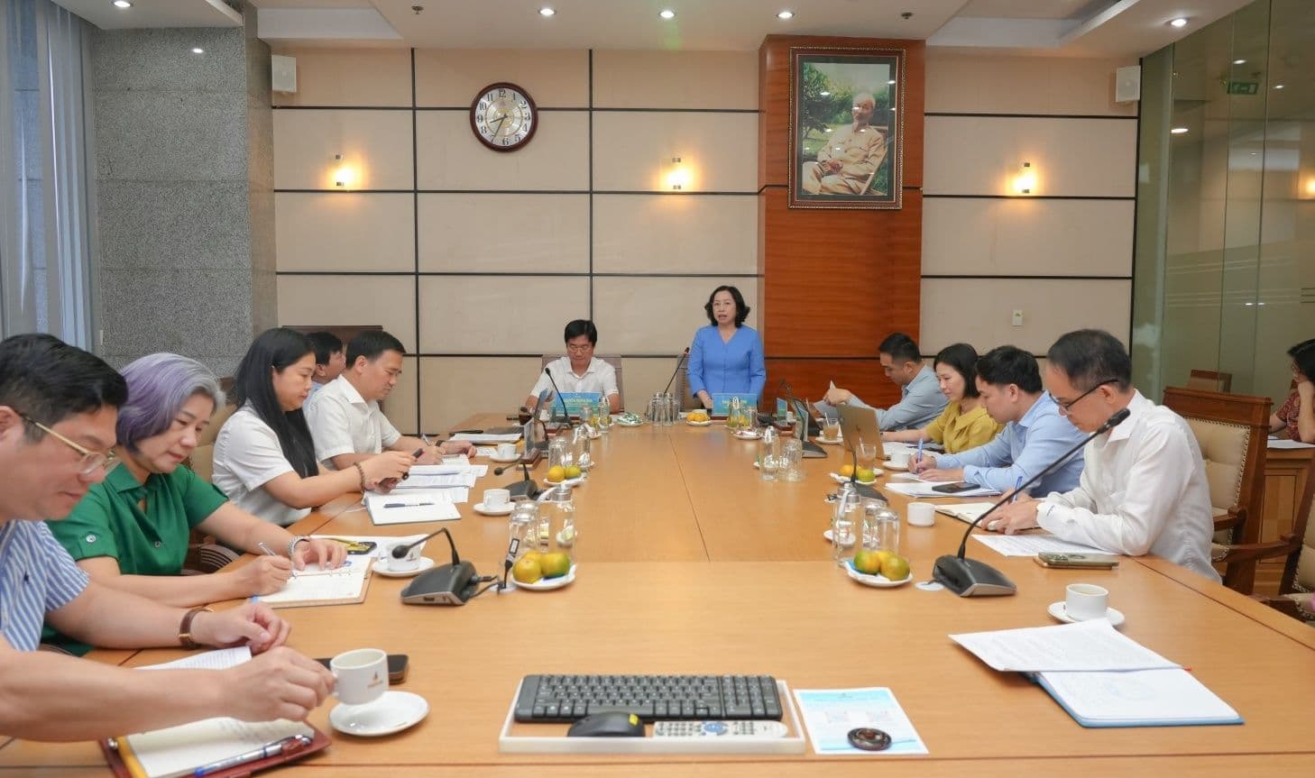 Cuộc họp với các thành viên đang ghi chép, thể hiện quy trình kiểm soát chéo và hậu kiểm quyền lực.