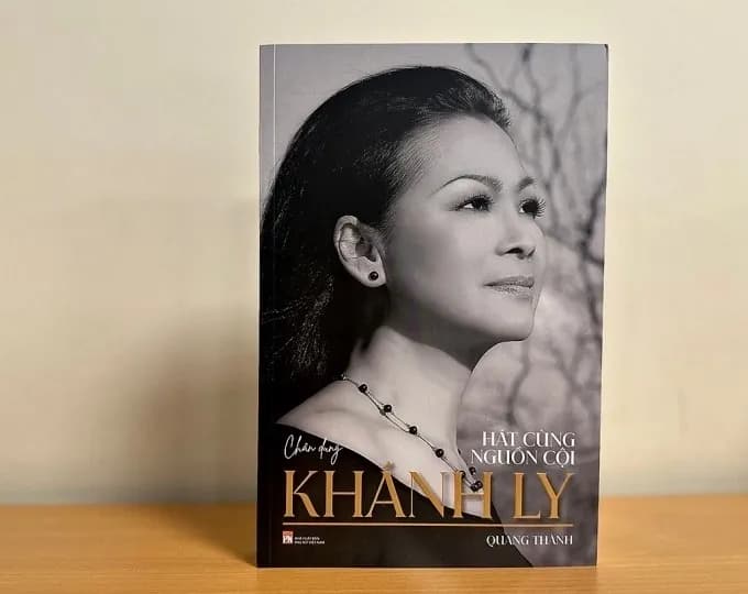 Cuốn sách "Hát cùng nguồn cội - Chân dung Khánh Ly" tổng kết 80 năm cuộc đời và sự nghiệp của danh ca.