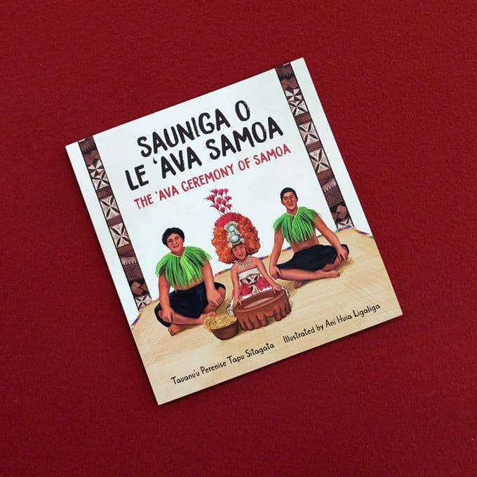 Cuốn sách song ngữ 'Sauniga o le ‘Ava Samoa: The ‘Ava Ceremony of Samoa' trên nền đỏ.