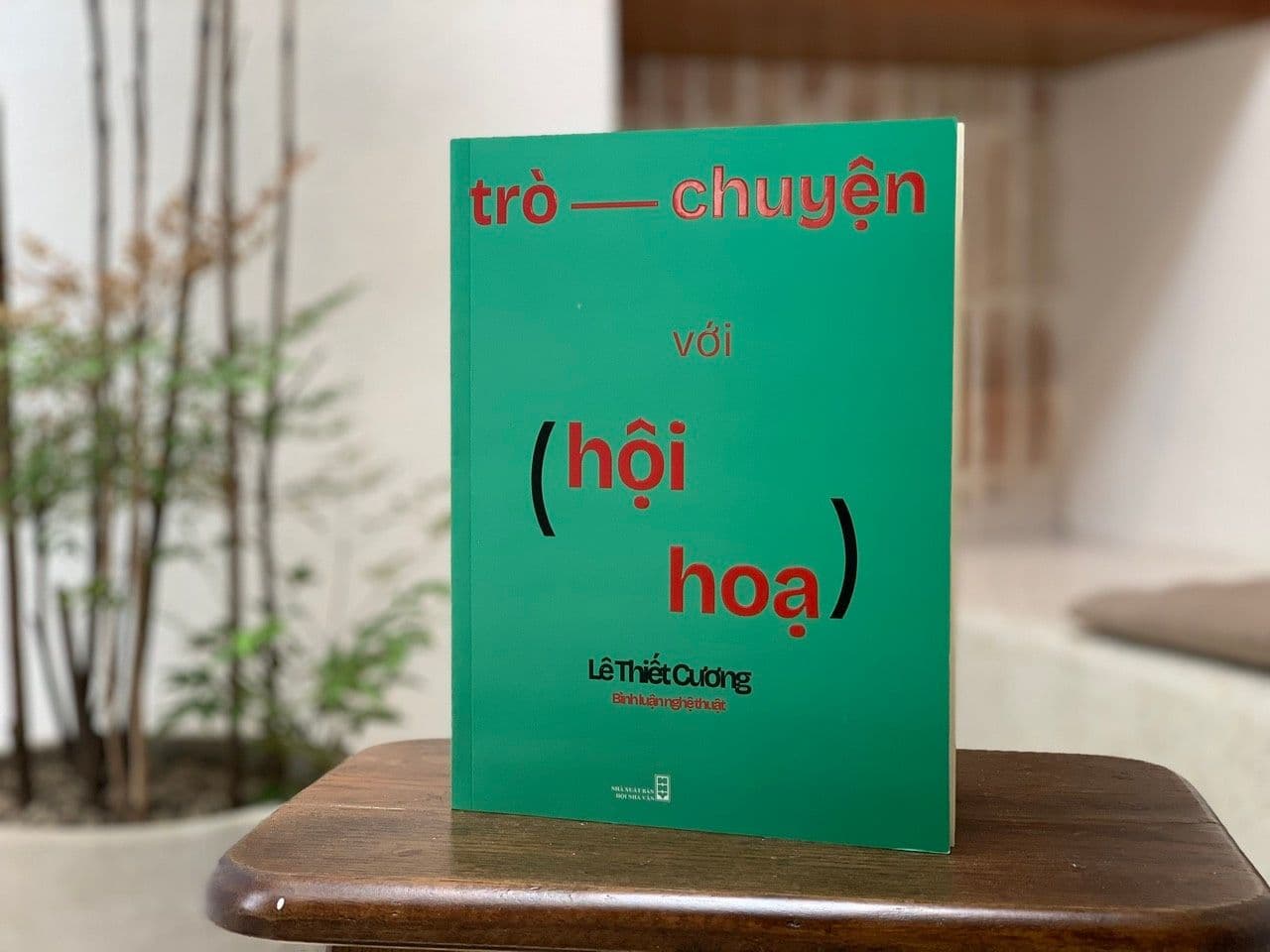 Cuốn sách 'Trò chuyện với hội họa' của Lê Thiết Cương, minh chứng cho hành trình sáng tạo đa diện.