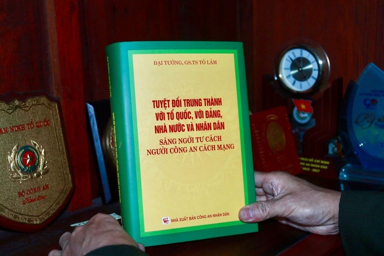 Cuốn sách "Tuyệt đối trung thành với Tổ quốc, với Đảng, Nhà nước và Nhân dân - Sáng ngời tư cách người Công an cách mạng" của Tổng Bí thư Tô Lâm.