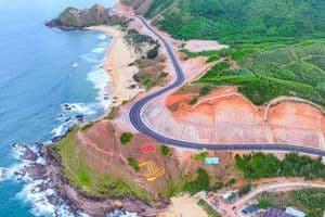 Cung đường đèo ven biển, minh họa cho hạ tầng giao thông hiện đại và thông minh