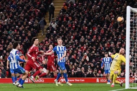 Curtis Jones của Liverpool ghi bàn mở tỷ số vào lưới Brighton.