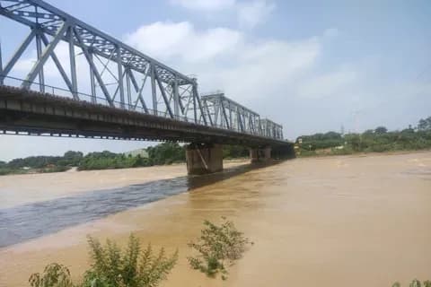 Cây cầu vững chắc bắc qua sông, biểu tượng cho sự phát triển hạ tầng được tài trợ từ nguồn thu xổ số.