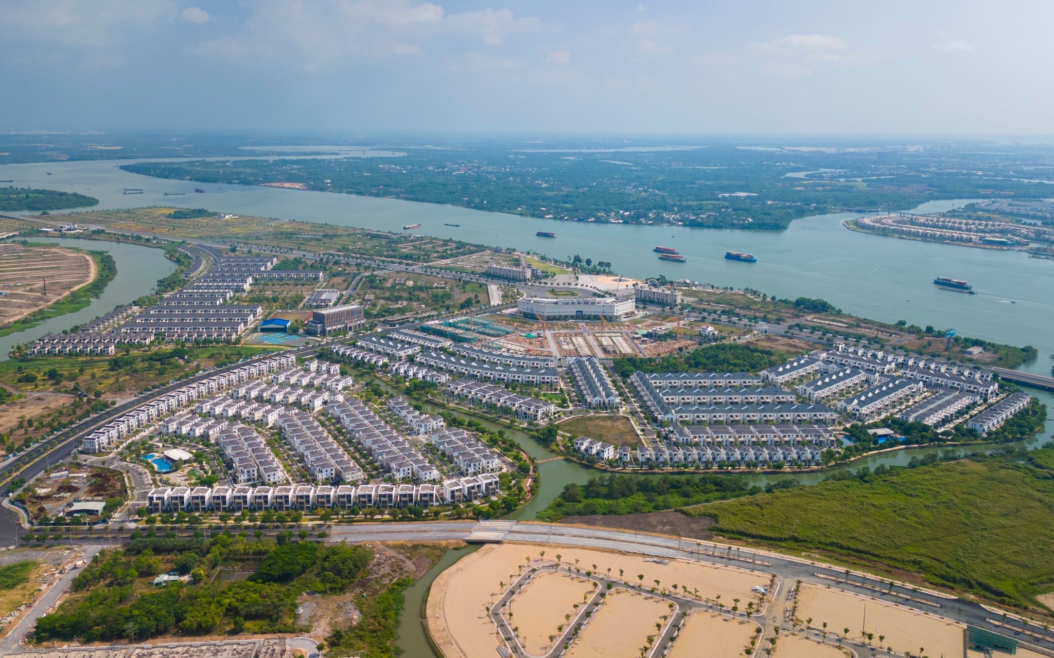 Dự án bất động sản Aqua City, minh họa rủi ro tài chính tiềm ẩn trong hệ sinh thái Vingroup.