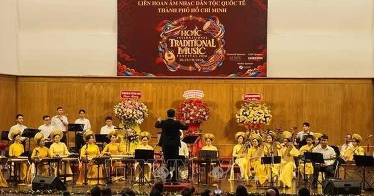 Dàn nhạc biểu diễn trên sân khấu trong lễ khai mạc Liên hoan Âm nhạc dân tộc quốc tế TP.HCM 2026