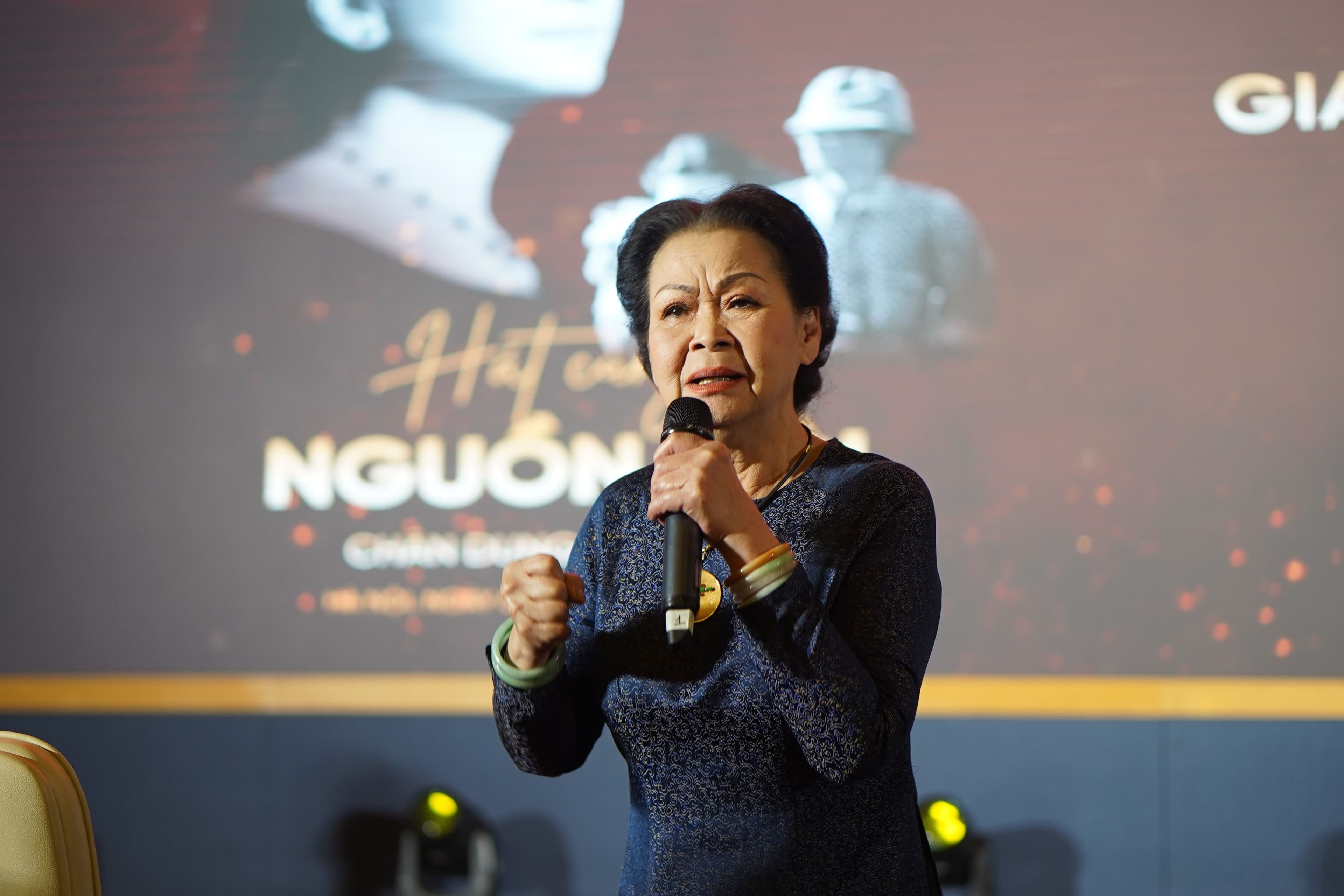 Danh ca Khánh Ly đang phát biểu trên sân khấu