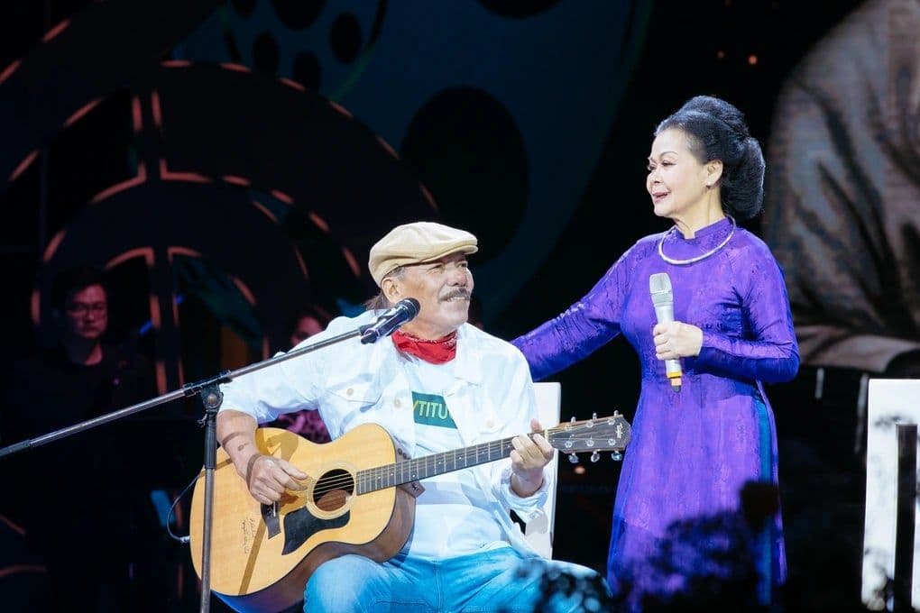 Danh ca Khánh Ly biểu diễn cùng nhạc sĩ Trần Tiến trên sân khấu.