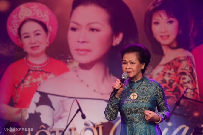 Danh ca Khánh Ly biểu diễn trên sân khấu trong tour "Như một lời chia tay" năm 2022.