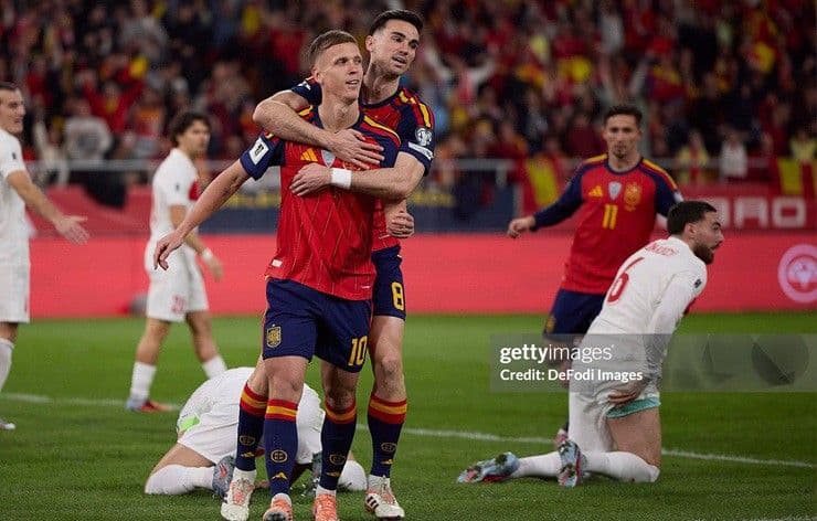 Dani Olmo và đồng đội Tây Ban Nha ăn mừng bàn thắng sớm vào lưới Thổ Nhĩ Kỳ