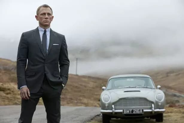 Daniel Craig trong vai James Bond, biểu tượng của quyền lực mà Sydney Sweeney khao khát.