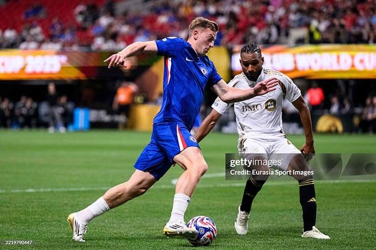 Delap (áo xanh) tỏa sáng trong trận ra mắt Chelsea