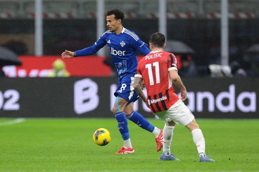 Dele Alli trong trận đấu giữa Como và Milan, đối mặt với Christian Pulisic.