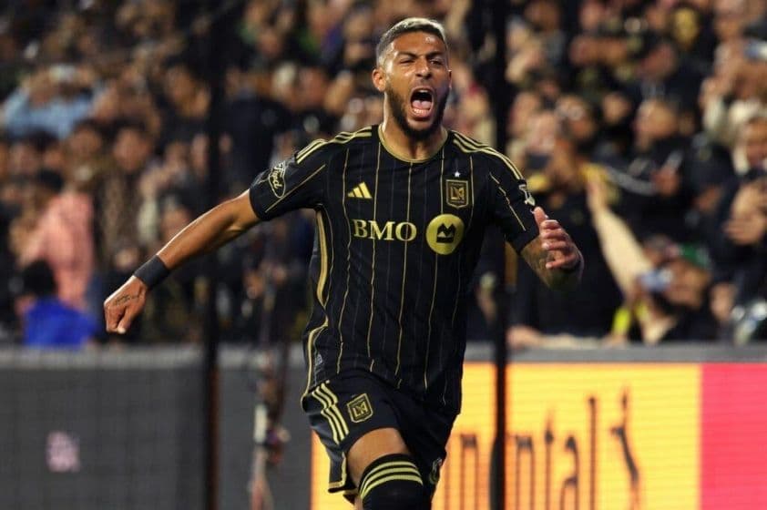 Denis Bouanga, chân sút hàng đầu của Los Angeles FC, ăn mừng bàn thắng trên sân cỏ.
