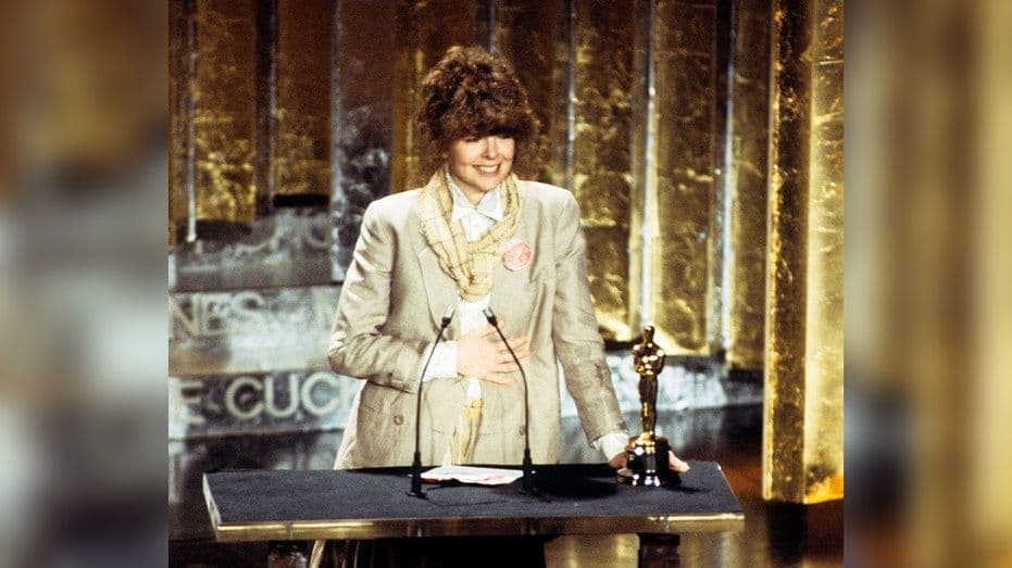 Diane Keaton nhận giải Oscar năm 1978, mặc trang phục của Giorgio Armani, đánh dấu mối lương duyên với Hollywood.