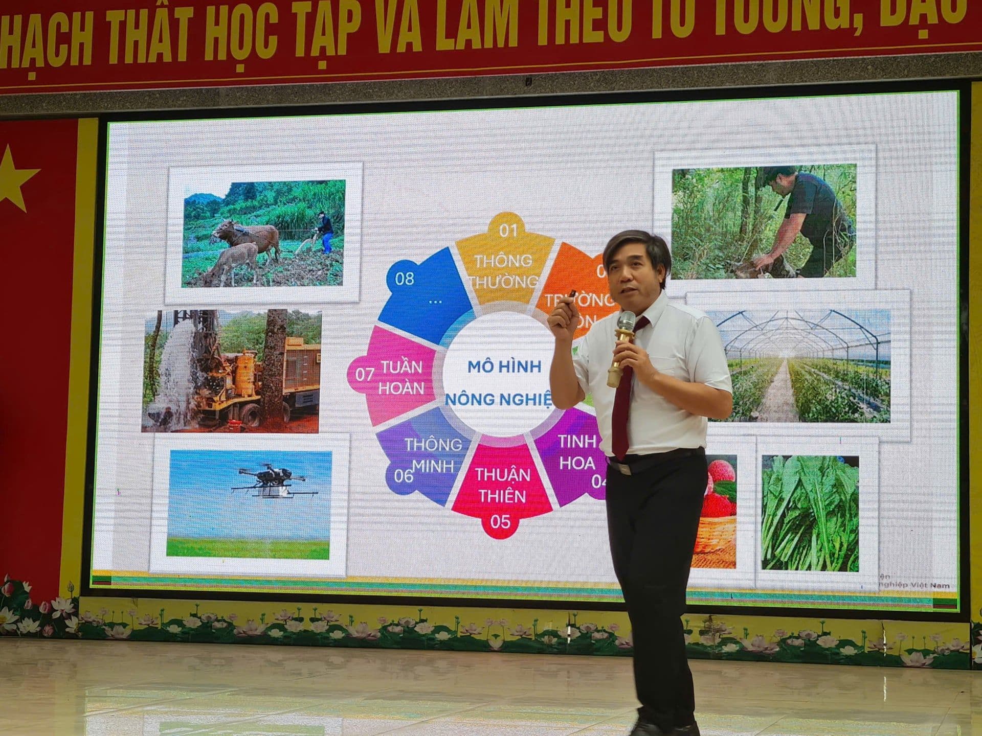 Diễn giả trình bày mô hình nông nghiệp ứng dụng công nghệ trong giáo dục khởi nghiệp