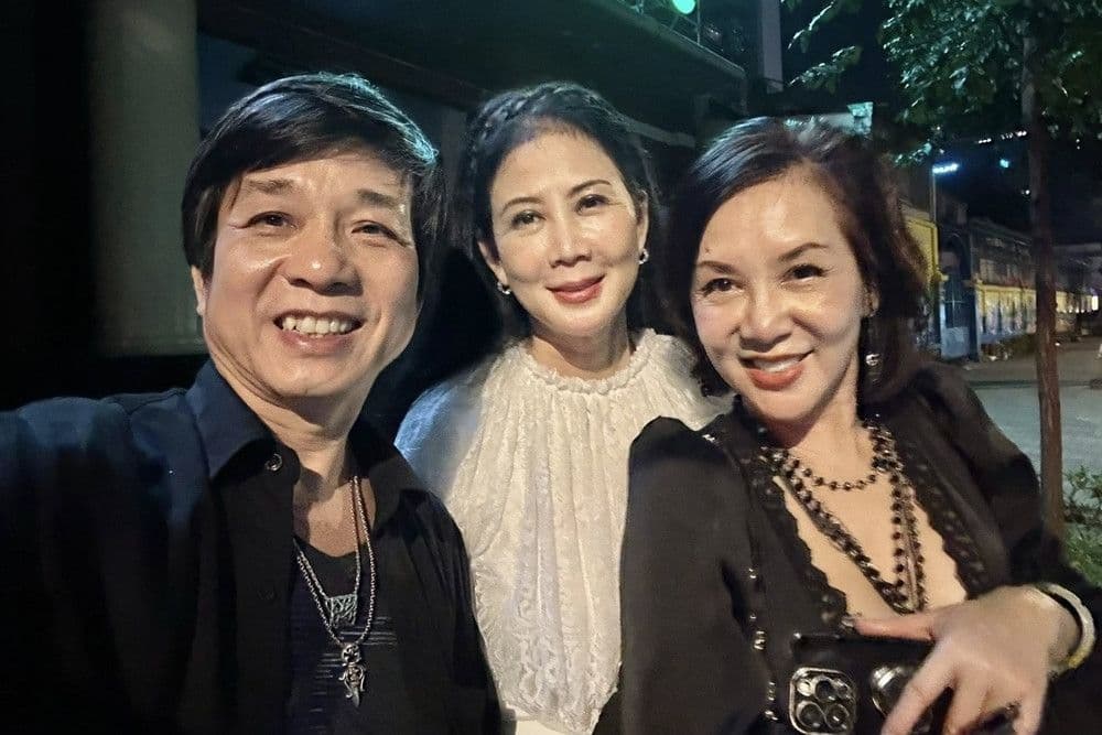 Diễn viên Diễm Hương và bạn bè cười tươi trong buổi gặp gỡ thân mật, thể hiện cuộc sống bình dị sau khi rời xa showbiz.