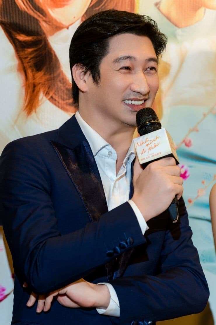 Diễn viên Hải Anh (Quyết Thắng trong Hoa Cỏ May) với micro, tượng trưng cho sự nghiệp bền vững và đóng góp vào di sản giải trí.