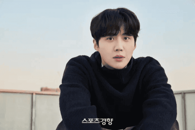 Diễn viên Kim Seon Ho nhìn thẳng, thể hiện sự trưởng thành và bản lĩnh sau sóng gió