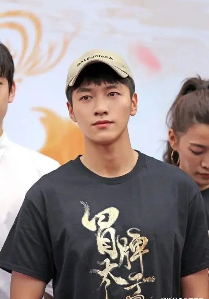 Diễn viên Kim Trạch trong trang phục đời thường với mũ lưỡi trai, phản ánh sự tương tác và nỗi đau được chia sẻ trên mạng xã hội sau sự ra đi của anh.
