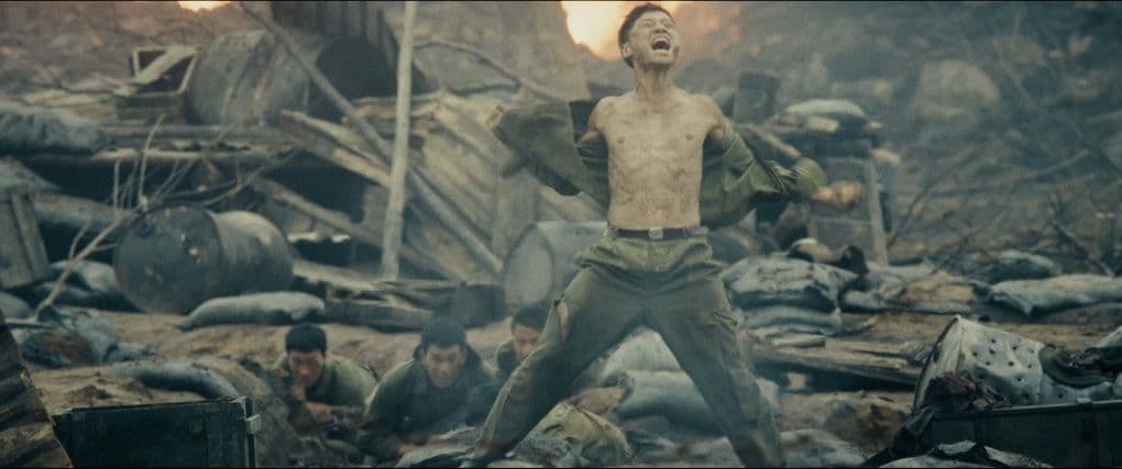 Diễn viên 'Mưa Đỏ' hóa thân thành người lính, thể hiện cảm xúc mãnh liệt giữa chiến trường khốc liệt.