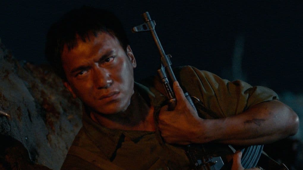 Diễn viên 'Mưa Đỏ' nhập vai người lính với ánh mắt kiên cường, thể hiện sự hóa thân sâu sắc.