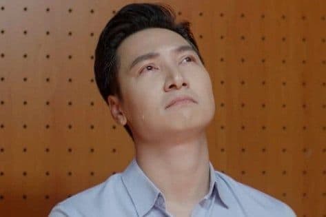 Diễn viên Mạnh Trường với khoảnh khắc yếu lòng, thể hiện nỗi đau mất cha.