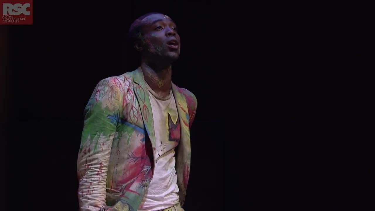 Diễn viên Paapa Essiedu trên sân khấu trong một vở kịch, thể hiện khả năng diễn xuất của anh.