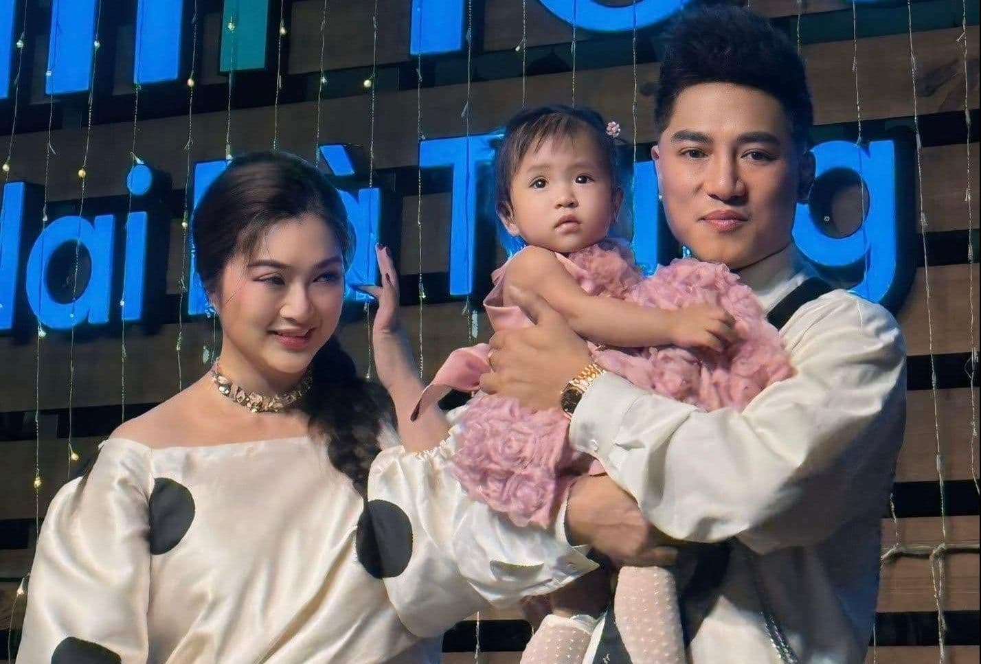 Diễn viên Thanh Trúc, ca sĩ Châu Khải Phong và con gái bé Thư Kỳ tại tiệc thôi nôi, công khai hạnh phúc gia đình.