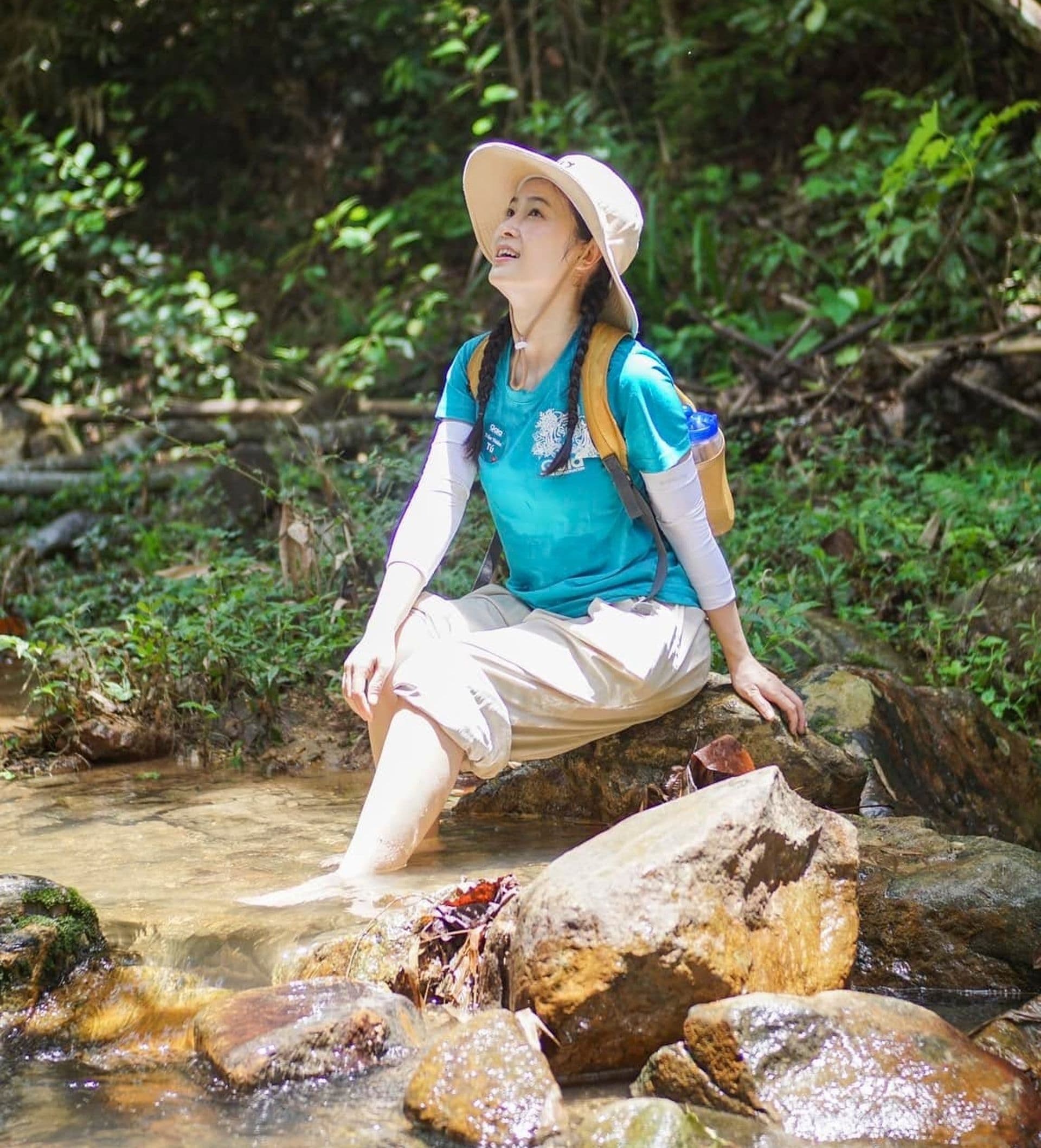 Diễn viên Trần Thiên Tú thư giãn trong khung cảnh thiên nhiên, tượng trưng cho việc tìm lại bản ngã và cân bằng cuộc sống sau những vai diễn.