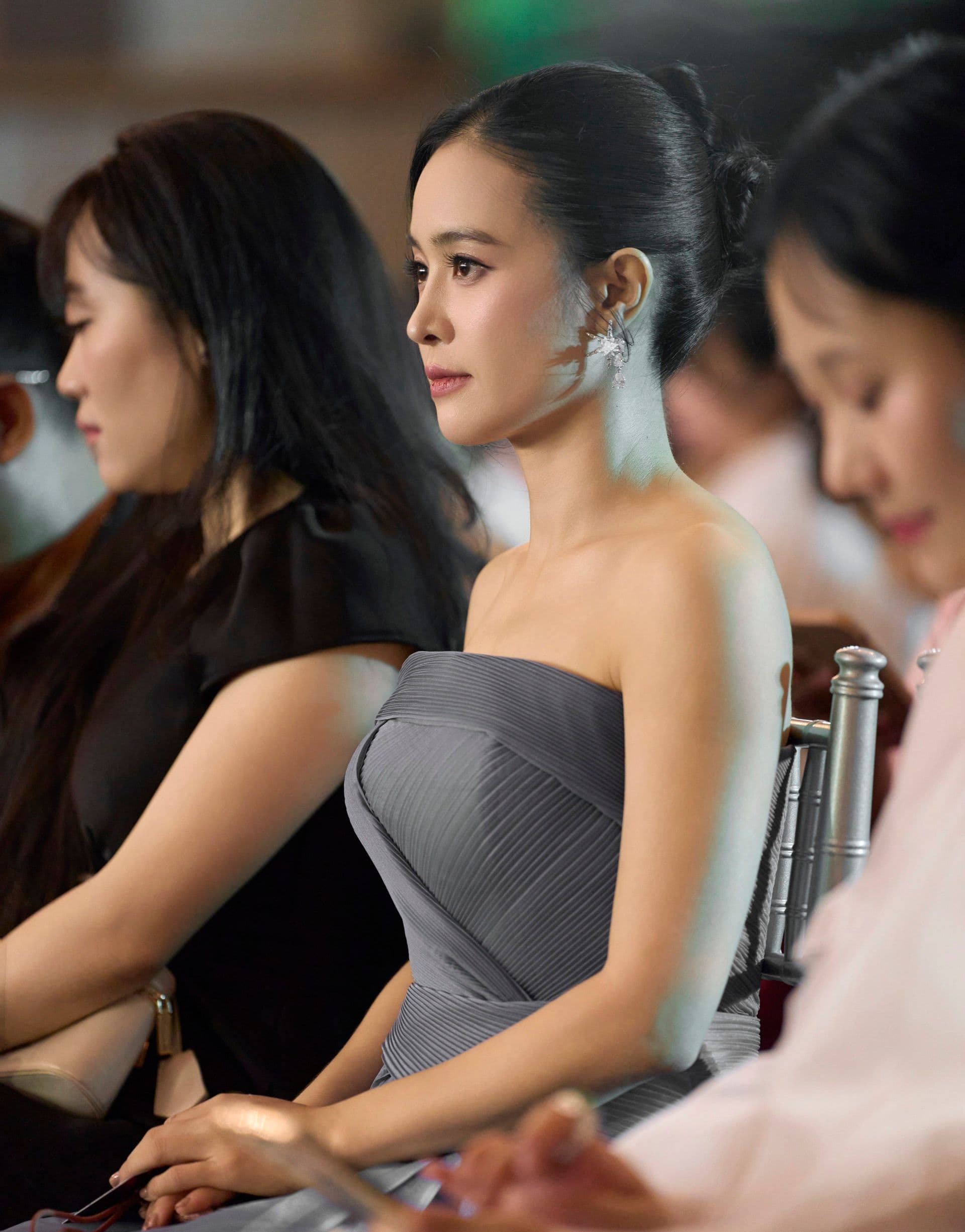 Diễn viên Trần Thiên Tú với vẻ mặt trầm tư tại một sự kiện, phản ánh áp lực và những góc khuất của nghề diễn.