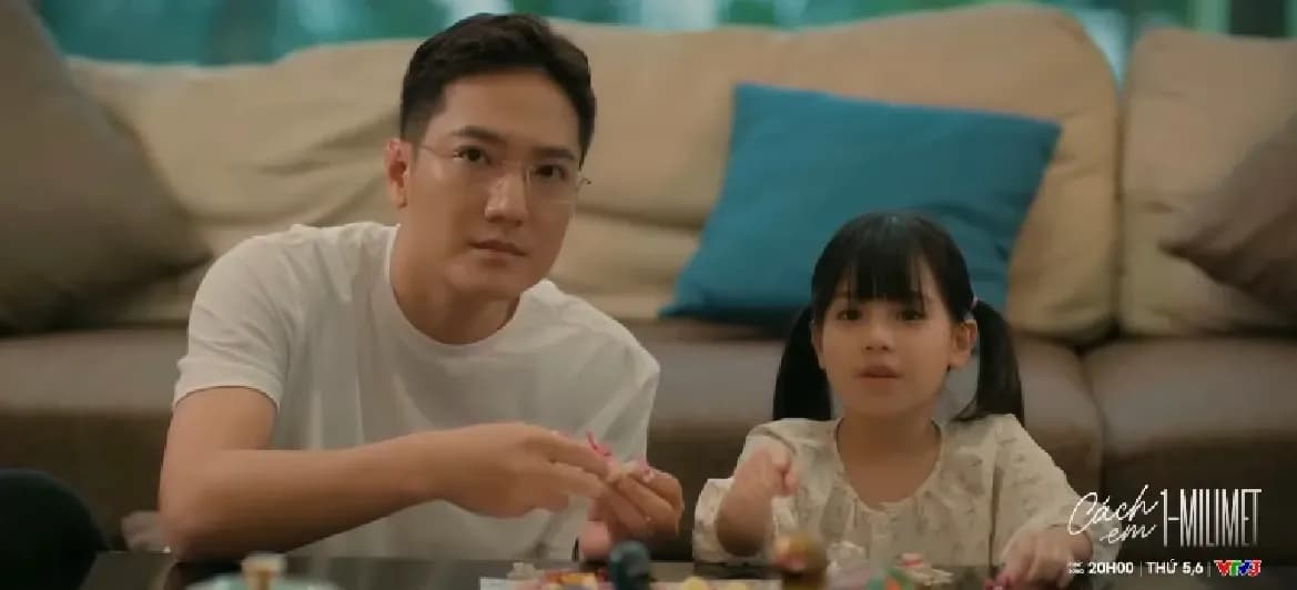 Diễn viên và bé gái trong phim 'Cách em 1 milimet' của VTV3, phản ánh đời sống xã hội