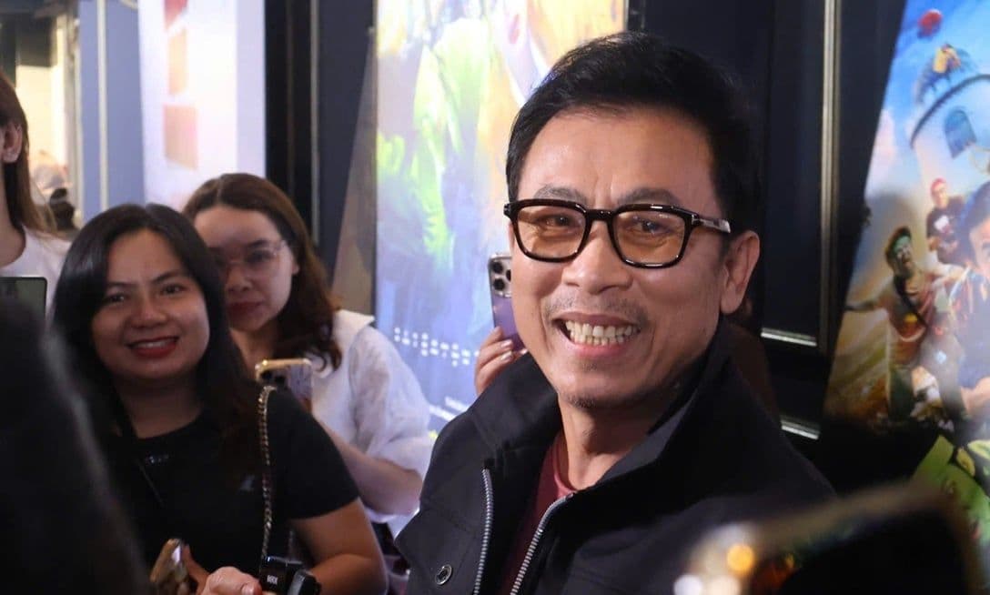 Diễn viên Vân Sơn cười tươi trong một sự kiện, thể hiện vẻ ngoài hoàn hảo trước khi những bí mật bị hé lộ.