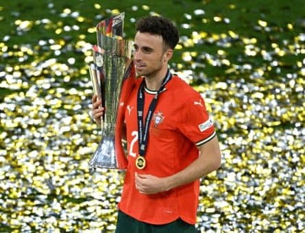 Diogo Jota ăn mừng cùng chiếc cúp UEFA Nations League, thể hiện khoảnh khắc hạnh phúc và thành công.