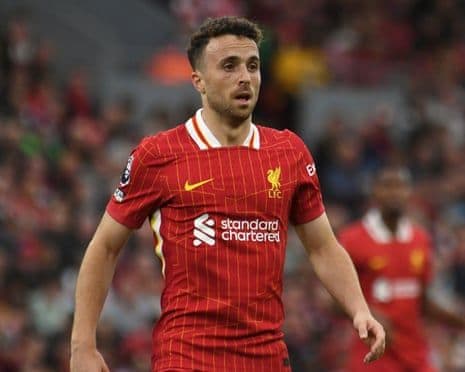 Diogo Jota trên sân cỏ trong màu áo Liverpool, biểu tượng cho sự tận hiến và giá trị con người anh để lại.