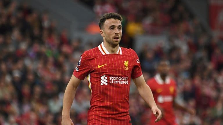 Diogo Jota trong màu áo Liverpool trên sân cỏ.