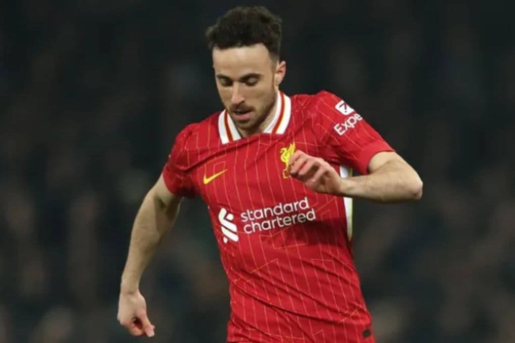 Diogo Jota trong màu áo Liverpool trên sân cỏ