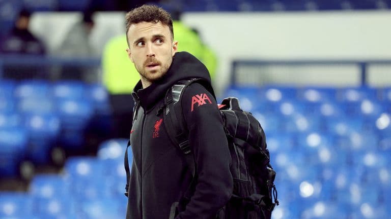 Diogo Jota với vẻ ngoài thân thiện, thể hiện tính cách ấm áp và tích cực ngoài sân cỏ.