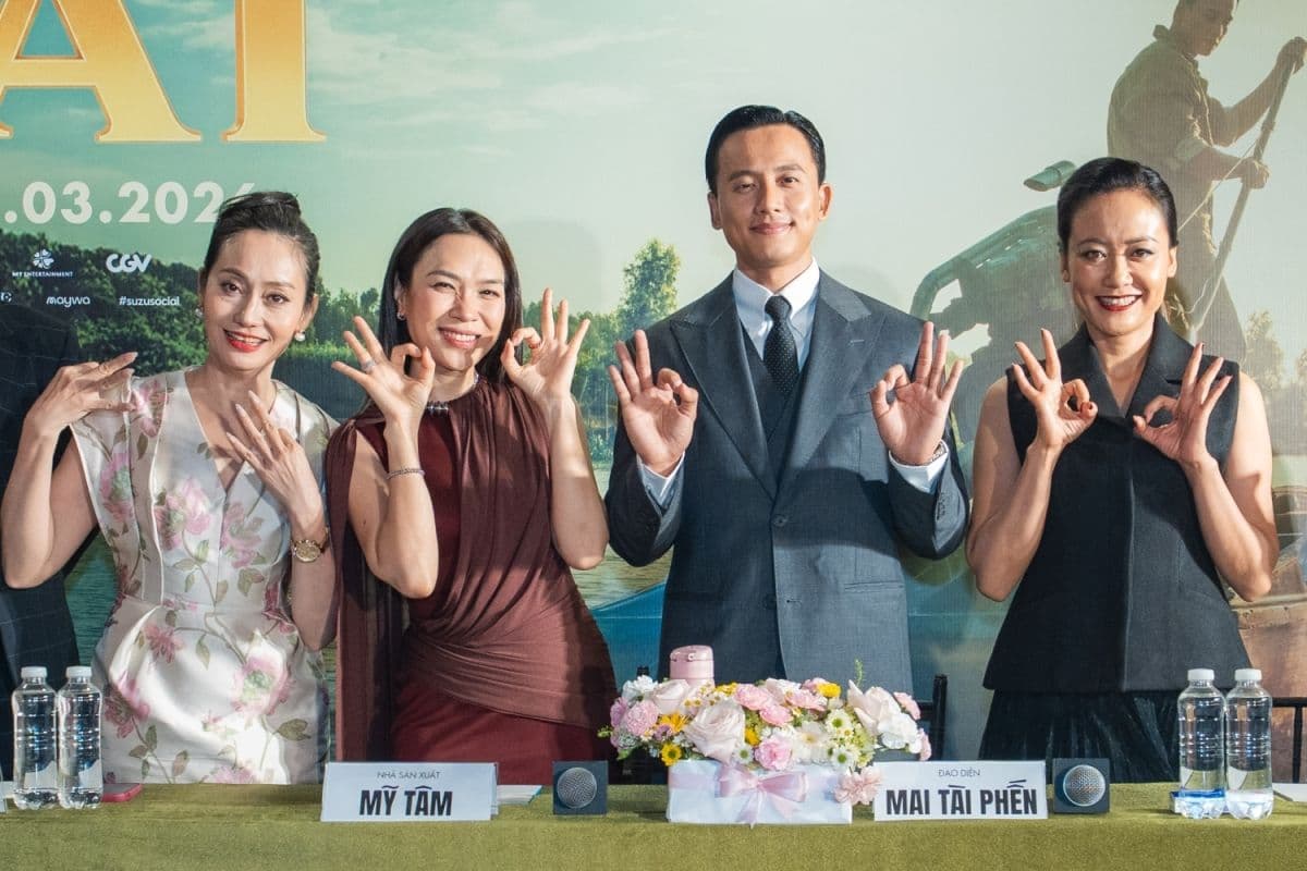 Dàn diễn viên chính của phim "Tài" gồm Mai Tài Phến, Mỹ Tâm và hai nữ diễn viên khác tạo dáng "OK" tại buổi họp báo.