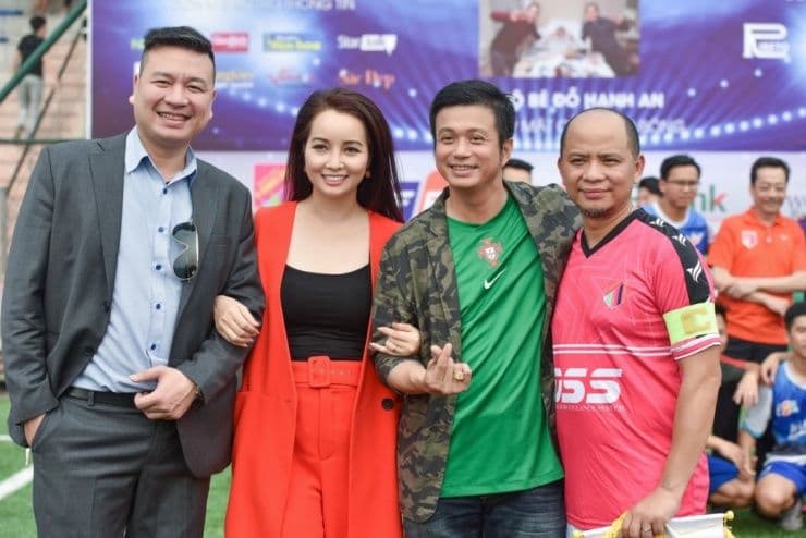 Dàn diễn viên phim Hoa Cỏ May và các nghệ sĩ khác tại một sự kiện, tượng trưng cho sự nghiệp giải trí bền vững.