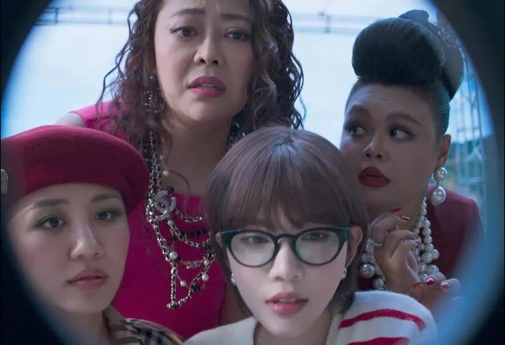 Dàn diễn viên phim 'Thỏ ơi' trong một cảnh quay, thể hiện sự tò mò và hoài nghi ban đầu của công chúng về bộ phim.